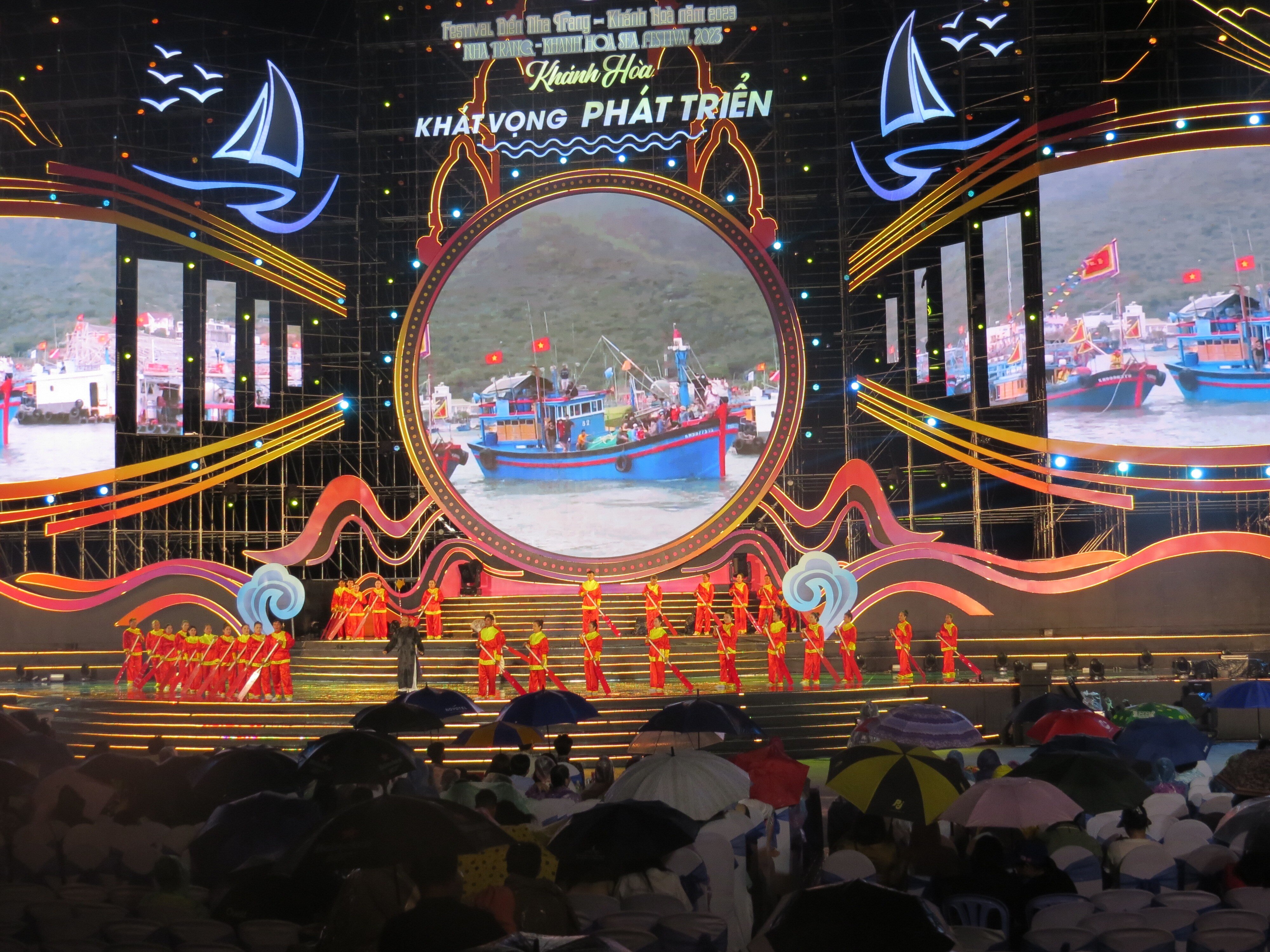 Sự kiện - Đông đảo người dân, du khách đội mưa xem bế mạc Festival Biển (Hình 5).