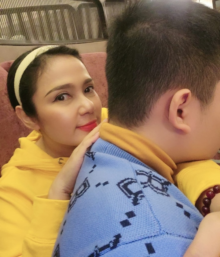 Việt Trinh bất ngờ đăng ảnh đeo 'nhẫn cưới' - 4