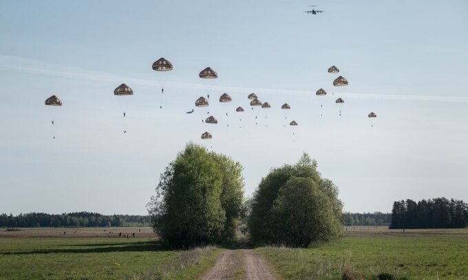 Lực lượng Pháp nhảy dù xuống Viitna, Estonia, trong một cuộc tập trận vào ngày 20/5. Ảnh: Washington Post