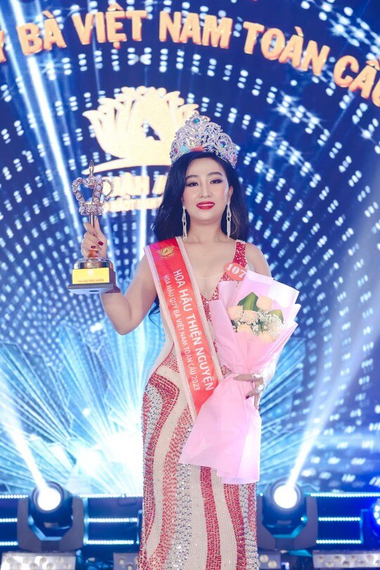 NTK Tommy Nguyễn trao giải cho Hoa hậu thiện nguyện Nguyễn Thị Kim Phượng - Ảnh 5.