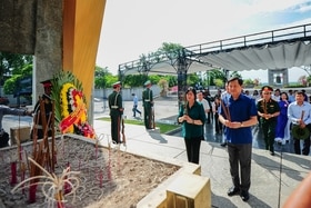 Phó Thủ tướng Chính phủ Lê Minh Khái dâng hương, tri ân các anh hùng liệt sĩ