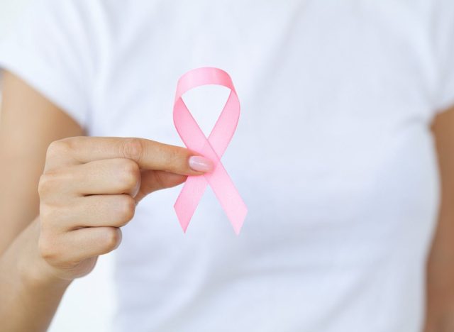 Loại thuốc có sẵn giúp giảm đến 25% nguy cơ tái phát ung thư vú - Ảnh 2.