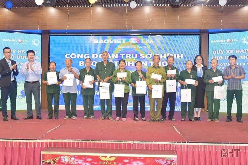 Bảo Việt Nhân thọ trao tặng quà và 100 xe đạp cho học sinh, nữ TNXP ở Hà Tĩnh