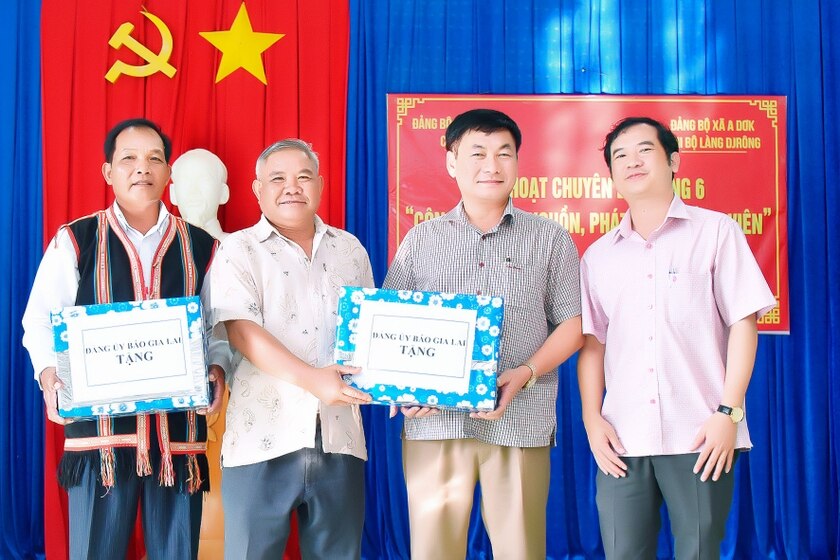 Chi bộ 3 Báo Gia Lai và Chi bộ thôn Djrông bàn giải pháp phát triển đảng viên ảnh 4