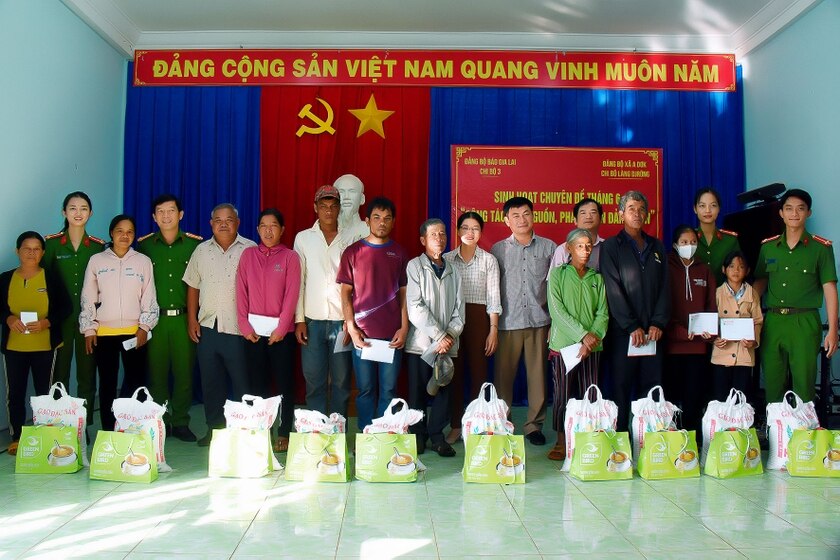 Chi bộ 3 Báo Gia Lai và Chi bộ thôn Djrông bàn giải pháp phát triển đảng viên ảnh 5