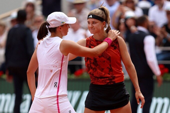 Muchova (phải) chúc mừng Swiatek sau điểm quyết định ở chung kết Roland Garros. Ảnh: AP