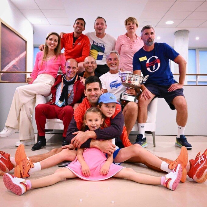 HLV Ivanisevic (ngoài cùng bên phải) trong bức ảnh chụp Djokovic và gia đình, đội ngũ mừng chức vô địch Roland Garros. Ảnh: AP