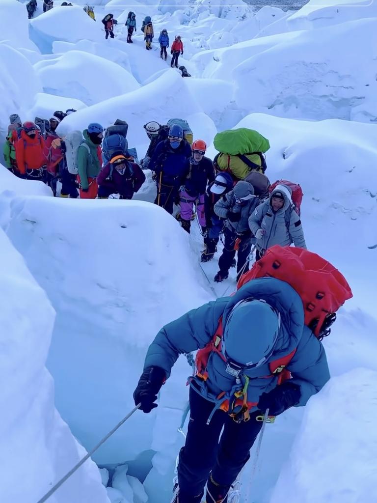Cảnh 'tắc đường' chết chóc trên đỉnh Everest - Ảnh 2.
