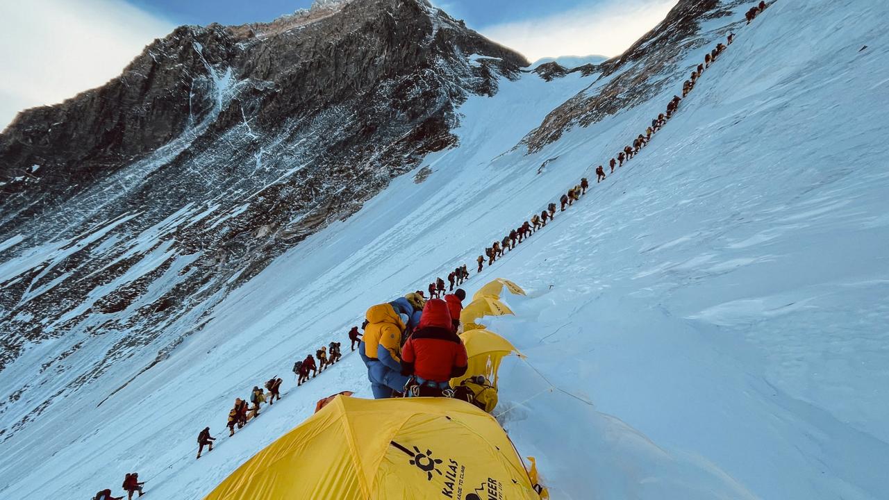 Cảnh 'tắc đường' chết chóc trên đỉnh Everest - Ảnh 4.
