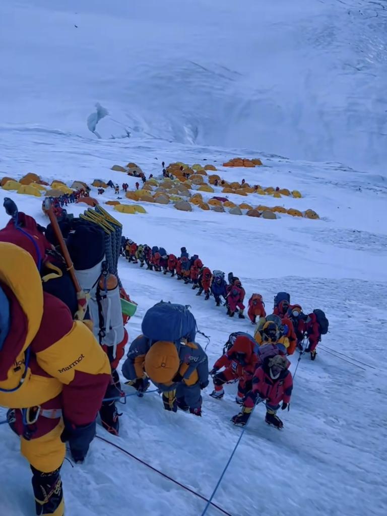 Cảnh 'tắc đường' chết chóc trên đỉnh Everest - Ảnh 3.