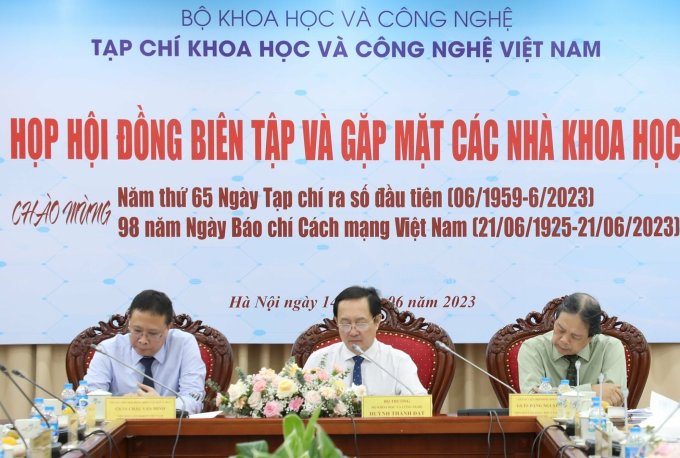 Bộ trưởng Huỳnh Thành Đạt và các thành viên Hội đồng biên tập tại sự kiện. Ảnh: Đoàn Khải