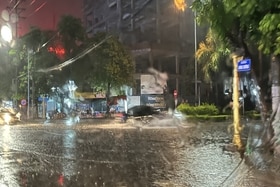 Cơn mưa lớn tối 13/6 khiến một số tuyến đường của TP Việt Trì ngập cục bộ