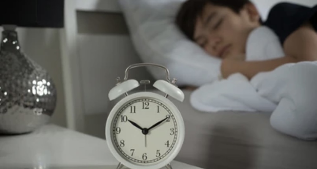 Chuyên gia giải thích đây là giờ đi ngủ tốt nhất cho các cặp vợ chồng - Ảnh 2.