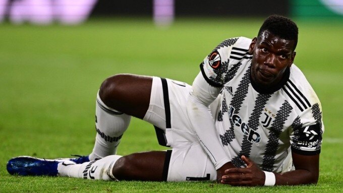 Pogba nằm sau sau một tình huống bị vào bóng ở Europa League mùa vừa qua. Ảnh: AFP