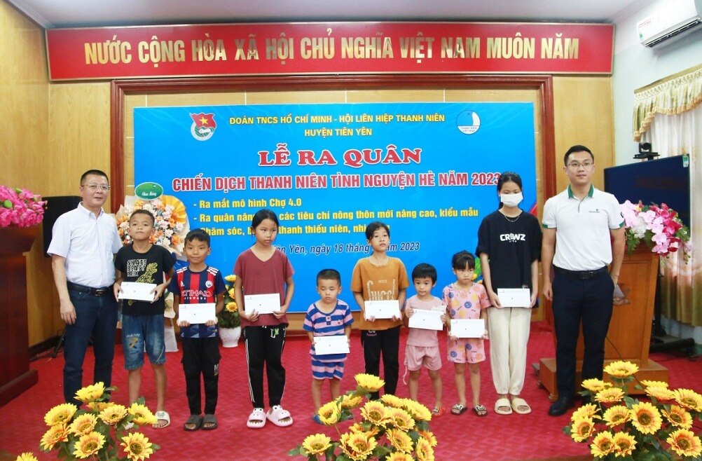 Ngân hàng Vietcombank Phòng giao dịch huyện Tiên Yên trao quà cho các em nhỏ có hoàn cảnh khó khăn tại xã Đông Ngũ
