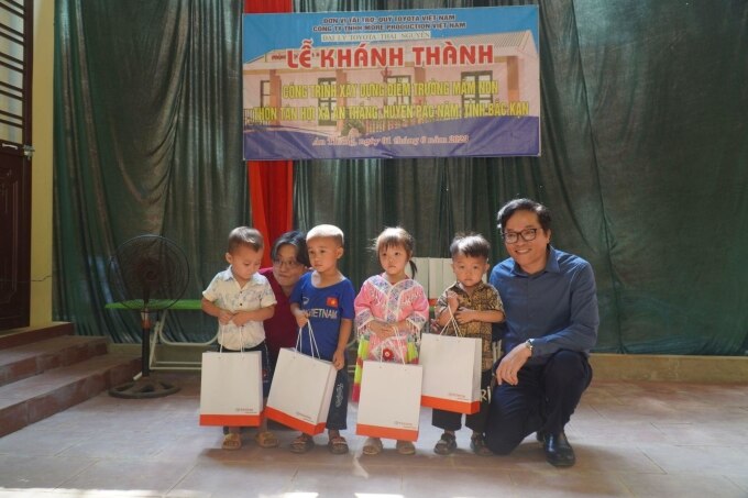 Đại diện quỹ trao quà cho học sinh tại Tân Hợi, Ảnh: Quỹ Toyota Việt Nam