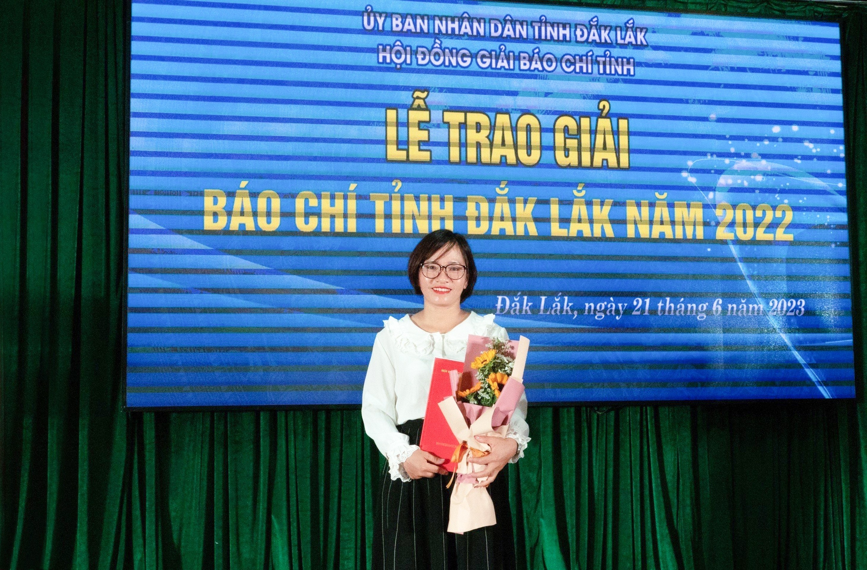Sự kiện - Phóng viên tạp chí ĐS&PL đạt giải báo chí tỉnh Đắk Lắk và Bình Dương (Hình 2).