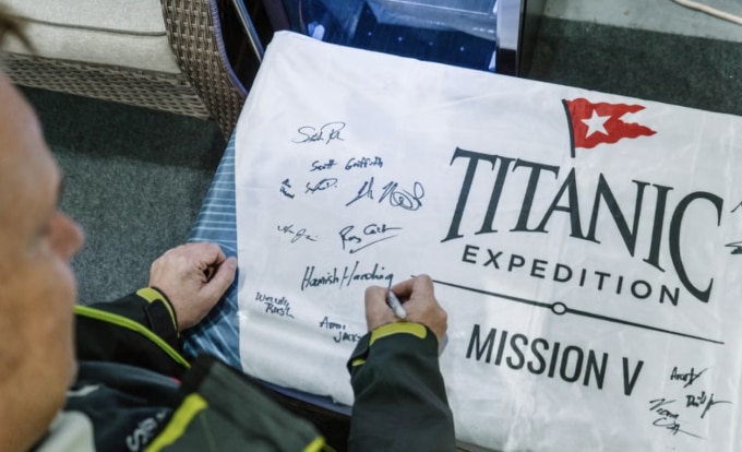 Tỷ phú Anh Hamish Harding đang ký tên để tham gia tour thám hiểm cùng tàu Titan. Bức ảnh này được con trai riêng của vợ Harding đăng lên trang cá nhân. Ảnh: Facebook/Brian Szasz