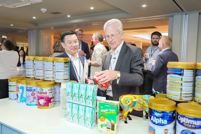 Ông Richard Hall, Chủ tịch Hội nghị sữa toàn cầu (bên phải) hào hứng tìm hiểu về các sản phẩm sữa của Vinamilk mang đến hội nghị năm nay