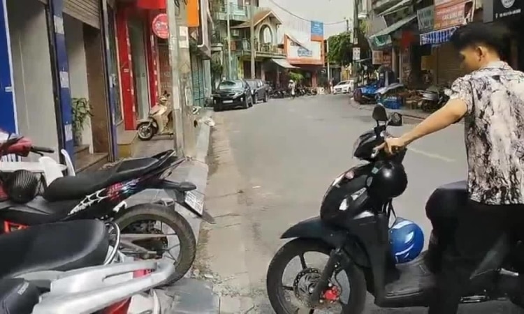 Ôtô, xe máy không thể mở khoá từ trên phố trung tâm Hà Nội