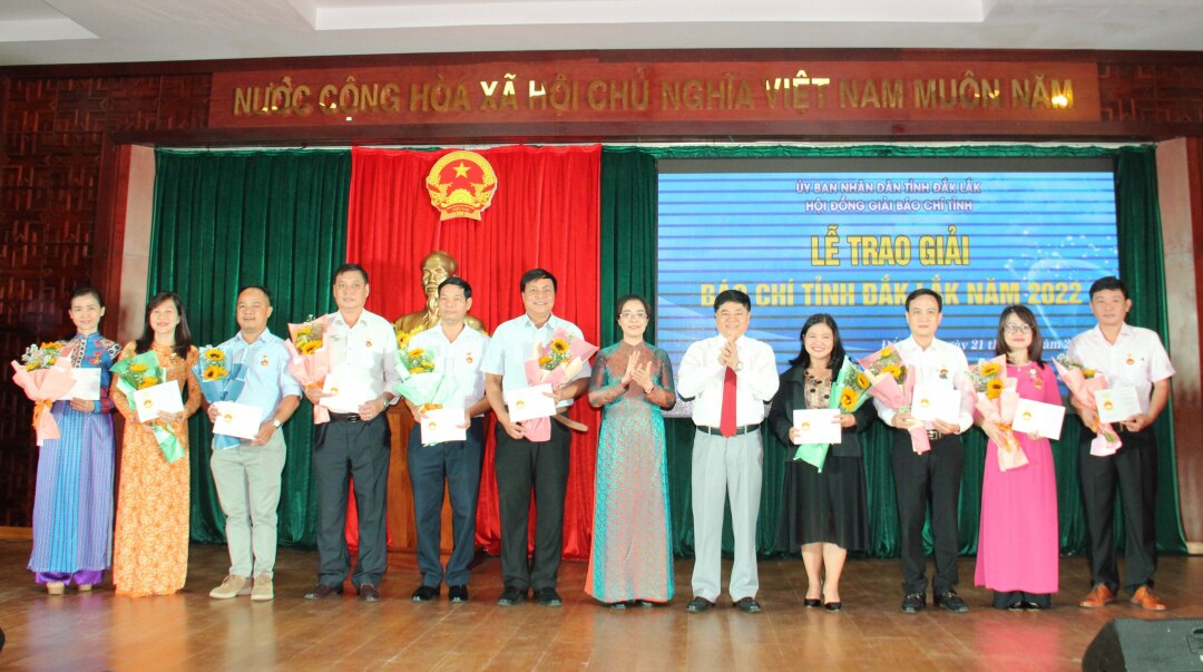 Trao tặng Kỷ niệm chương vì sự nghiệp Báo chí cách mạng Việt Nam cho 4 lãnh đạo tỉnh và 11 hội viên Hội Nhà báo tỉnh