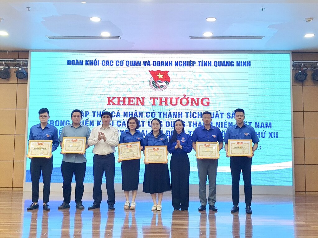 Các tập thể có thành tích xuất sắc trong triển khai thực hiện cài đặt ứng dụng Thanh niên Việt Nam và kiểm tra học tập Nghị quyết Đại hội Đoàn toàn quốc lần thứ XII được Đoàn Khối khen thưởng.