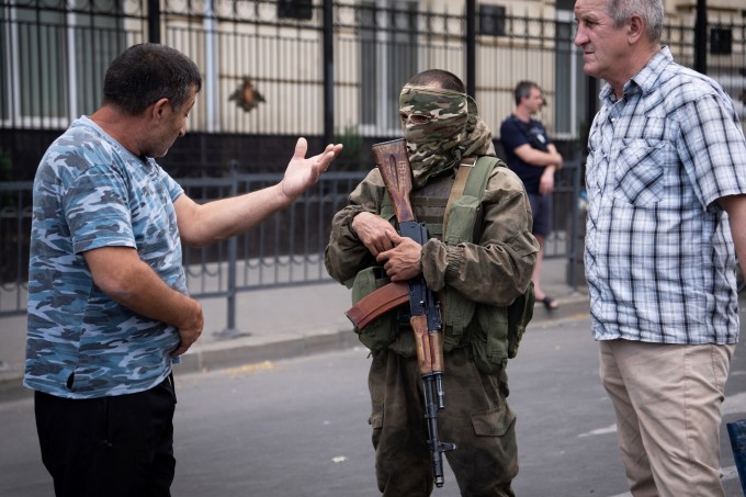 Người dân địa phương nói chuyện với lính Wagner tại Rostov-on-Don. Ảnh: AFP