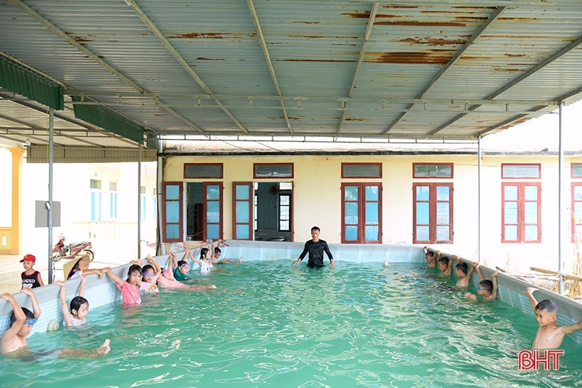Học sinh Can Lộc thích thú đến trường học bơi dịp hè