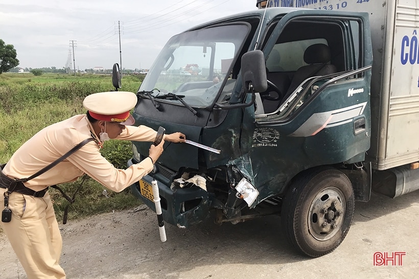 2 ôtô gặp nạn khi xe đầu kéo rơi lốp lúc đang chạy trên quốc lộ ở Hà Tĩnh