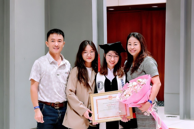 Mai Anh chụp ảnh kỷ niệm với cả gia đình sau lễ tốt nghiệp. Ảnh: Gia đình cung cấp