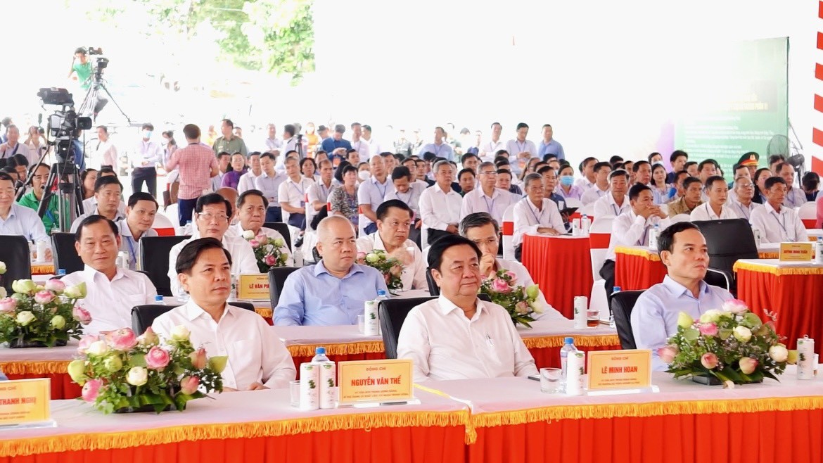 Deputy Prime Minister Tran Luu Quang attends the groundbreaking ...