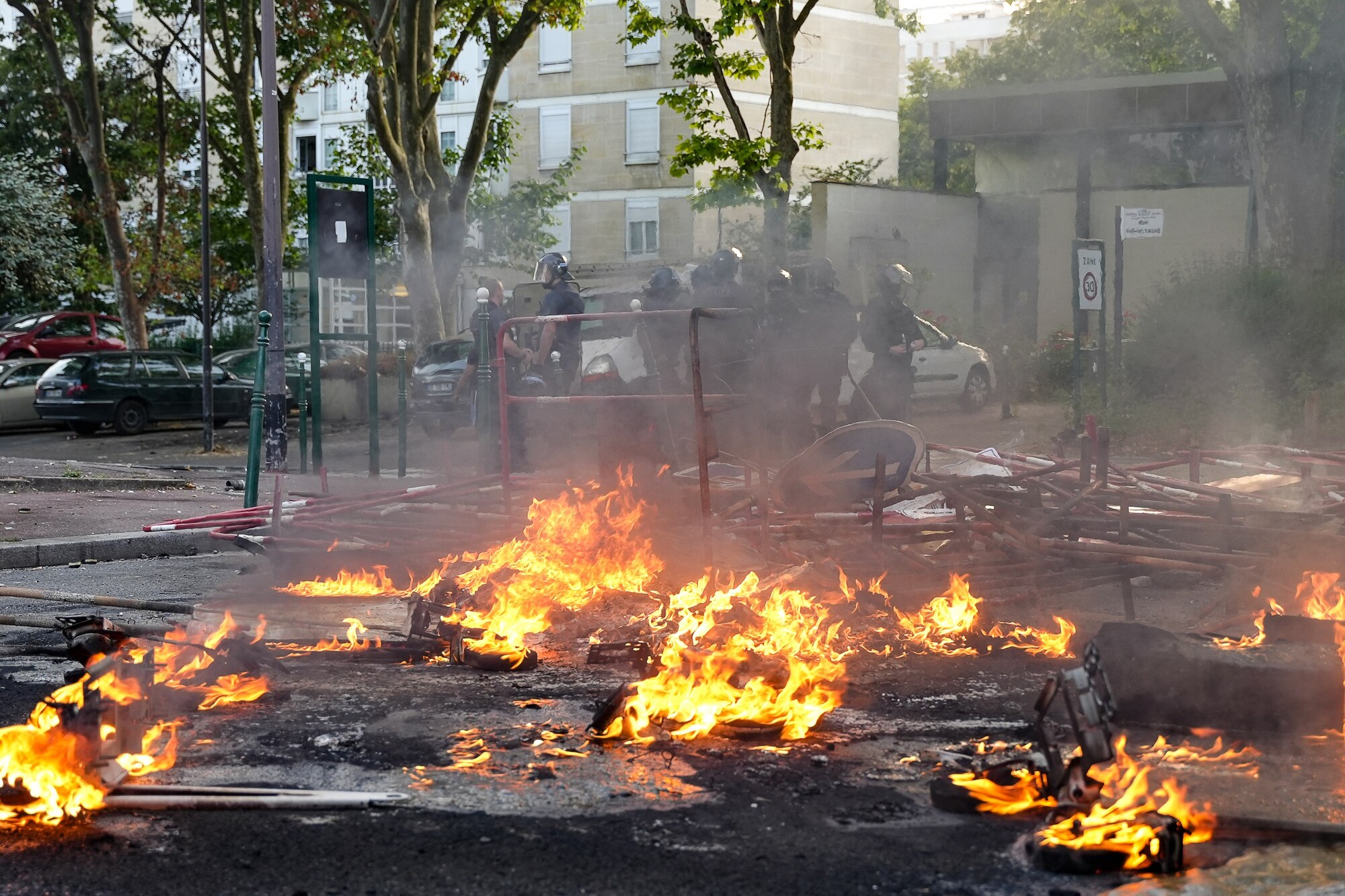 Biểu tình bạo lực tại Pháp sau vụ cảnh sát bắn chết thiếu niên - Ảnh 2.