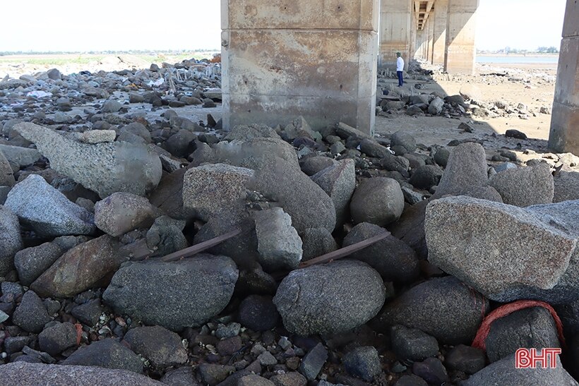 Nhà thầu “quên” hàng trăm tấn “rác” đá, bê tông dưới chân cầu Cửa Nhượng