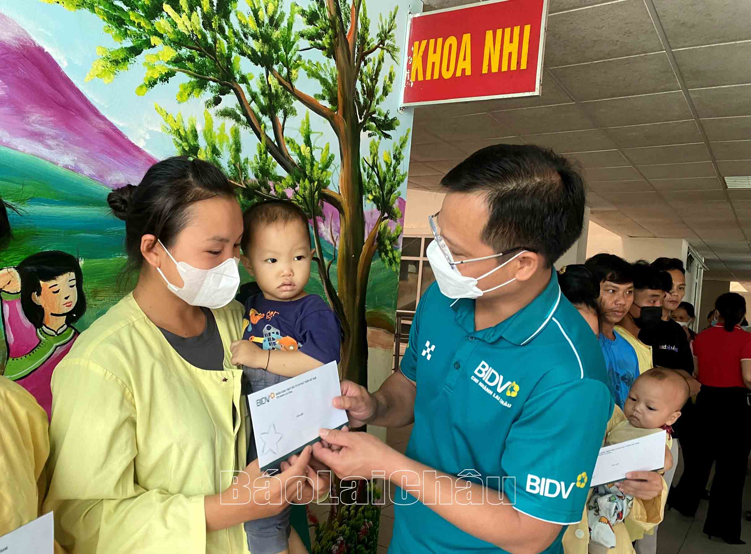 BIDV Lai Chau 지도자들은 지방종합병원에서 치료를 받고 있는 어려운 환경의 어린이들에게 선물을 주고 있습니다.