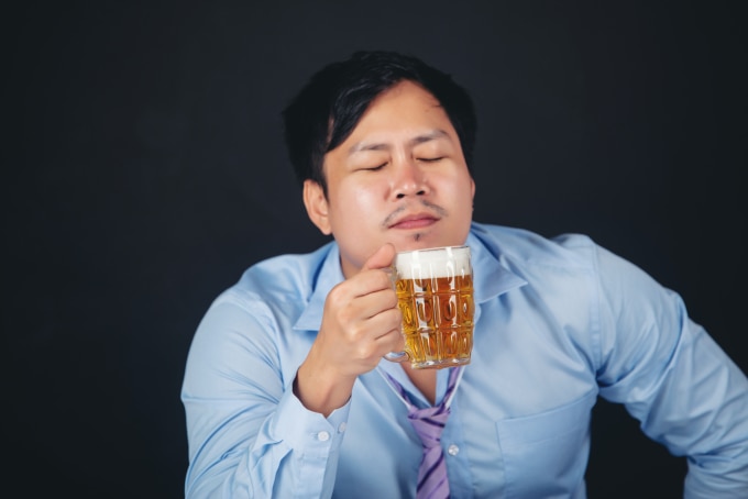 Sử dụng rượu bia vô độ là một trong những nguyên nhân khiến tinh trùng yếu đi. Ảnh: Freepik