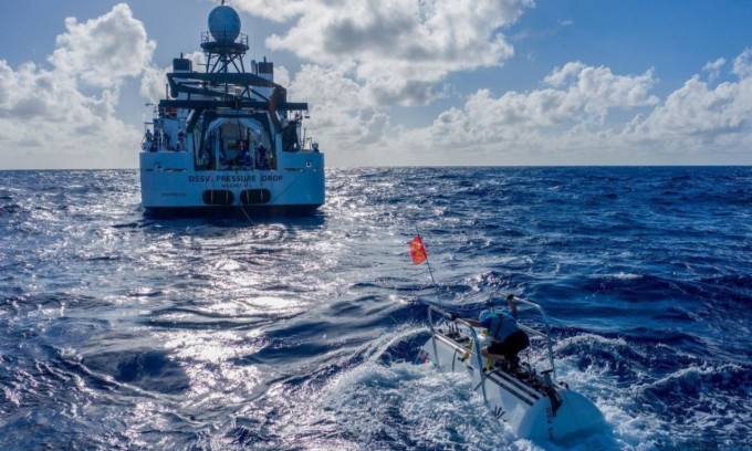 Tàu lặn và tàu thám hiểm lênh đênh phía trên rãnh Mariana ở Thái Bình Dương. Ảnh: AFP