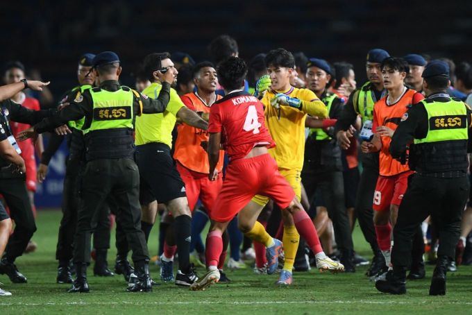 Komang Agung (số 4) và thủ môn Soponwit Rakyart (áo vàng) đánh nhau sau khi tỷ số được nâng lên 3-2. Ảnh: AFP