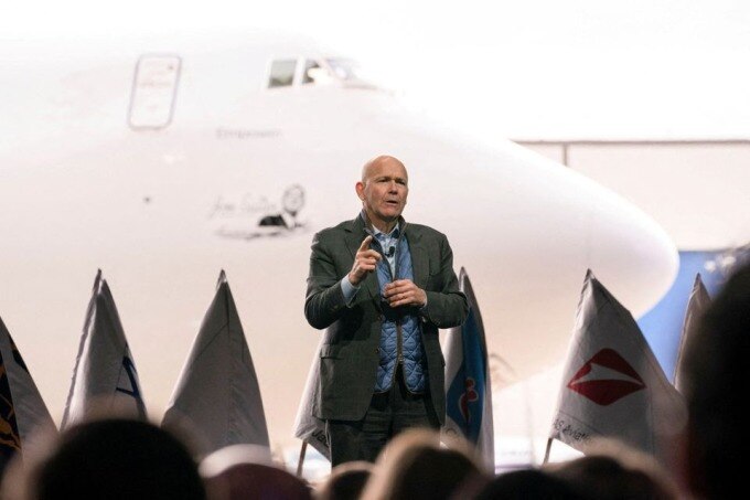 Ông Dave Calhoun, Giám đốc điều hành Boeing phát biểu trong buổi bàn giao máy bay phản lực 747 cuối cùng tại nhà máy của họ ở Everett, Washington, Mỹ, ngày 31/1. Ảnh: David Ryder