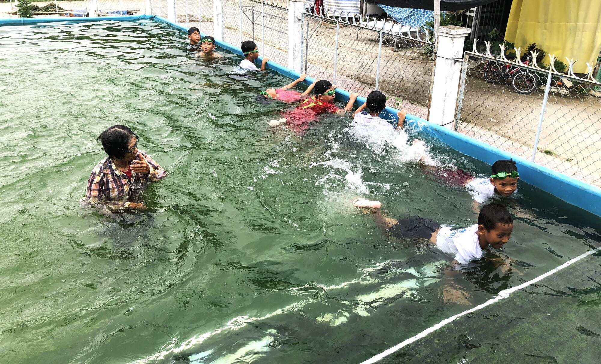 Phòng chống đuối nước vùng sông rạch: Bà Sáu Thia    17 năm dạy bơi - Ảnh 1.