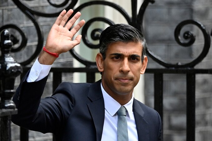 Thủ tướng Anh Rishi Sunak vẫy tay sau khi phát biểu nhậm chức trước văn phòng Số 10 Phố Downing, London, ngày 25/10/2022. Ảnh: AFP
