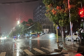 Cơn mưa lớn tối 13/6 khiến một số tuyến đường của TP Việt Trì ngập cục bộ