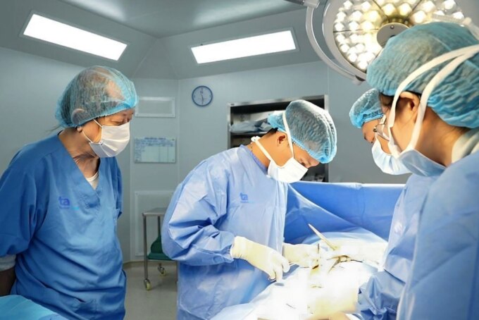 Thạc sĩ Tạ Ngọc Thạch thực hiện phẫu thuật giải phóng lún dương vật cho người bệnh. Ảnh: BVĐK Tâm Anh