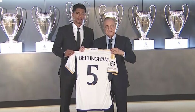 Bellingham và Chủ tịch Real, Florentino Perez trong lễ ra mắt tối 15/6. Ảnh: Real Madrid