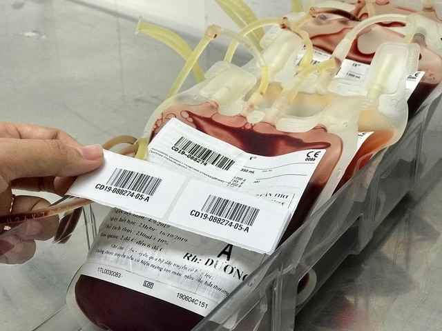 Bệnh viện Chợ Rẫy lấy máu dự trữ chia sẻ cho Đồng bằng sông Cửu Long - Ảnh 1.
