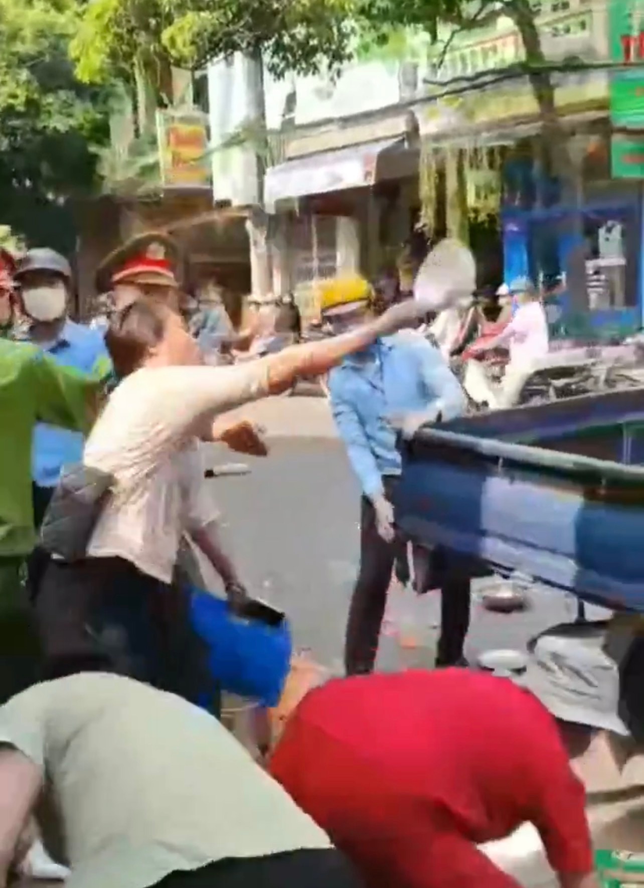 Confiscation de véhicules empiétant sur le trottoir, 3 femmes ont jeté assiettes et bols - Photo 1.