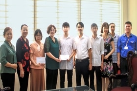 Trao thưởng thầy cô bồi dưỡng và học sinh giành Huy chương Bạc tại Kỳ thi Olympic Tin học Châu Á - Thái Bình Dương