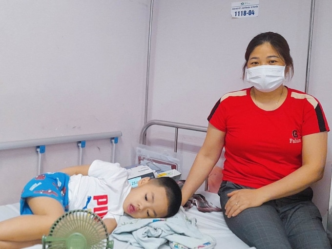 Hai mẹ con chị Huyên tại bệnh viện, tháng 5/2023. Ảnh: Phương Thảo