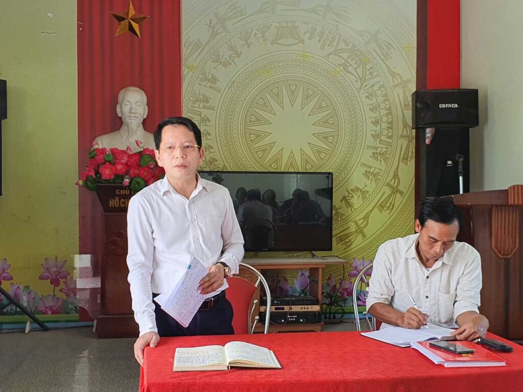 Đồng chí Nguyễn Kim Anh, Bí thư huyện uỷ Hải Hà phát biểu chỉ đạo tại buổi sinh hoạt chi bộ thôn 1, xã Quảng Long. Ảnh: Trung tâm TT&VH huyện Hải Hà