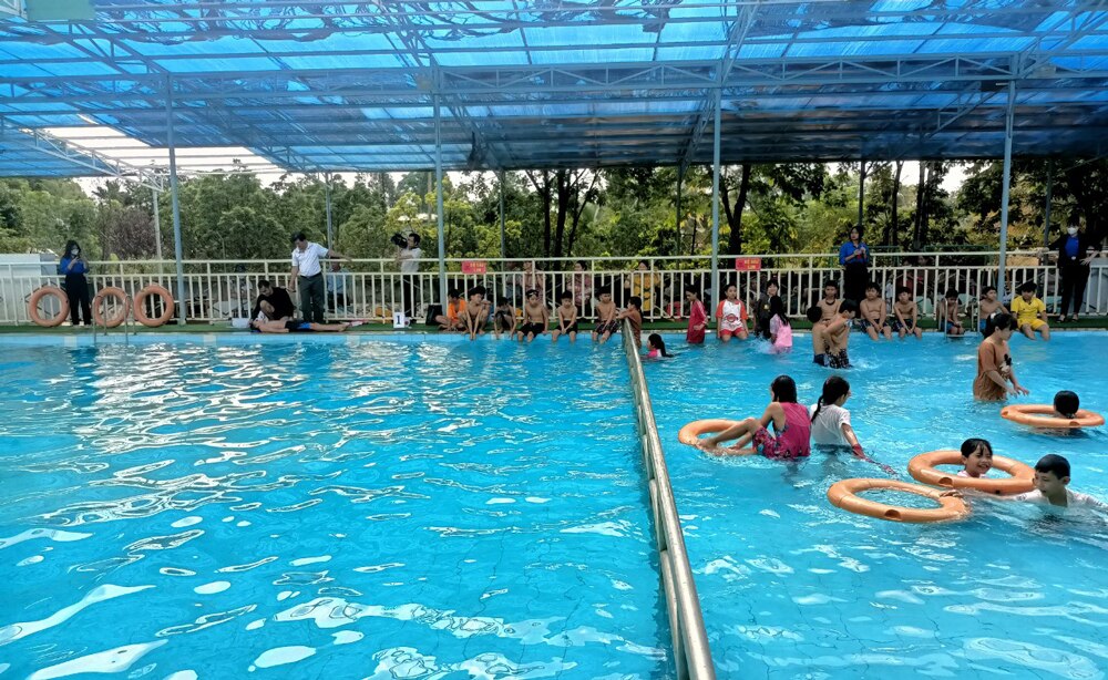 Huyện Đoàn Cát Tiên phối hợp với các đơn vị tập huấn kỹ năng bơi an toàn gắn với chủ động phòng tránh tai nạn thương tích cho trẻ em