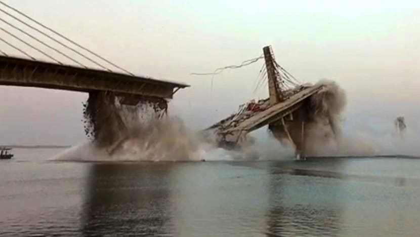Cầu treo đang xây ở Ấn Độ bị sập lần hai - Ảnh 1.